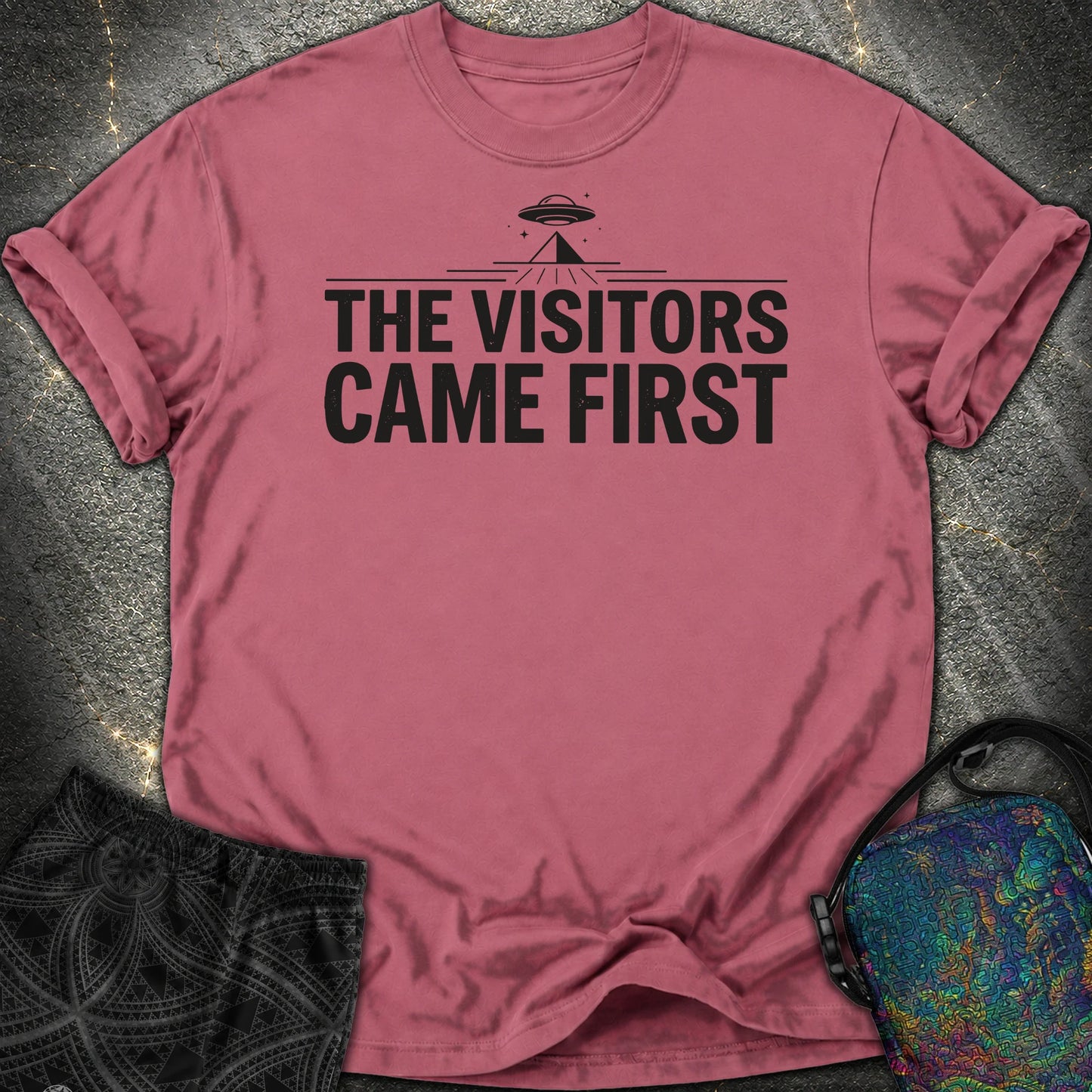 The Visittors Come First Czarne - The Visittors Come First Czarne Comfort T-Shirt - Brick
