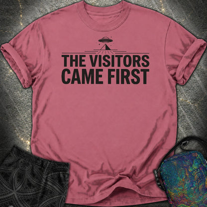 The Visittors Come First Czarne - The Visittors Come First Czarne Comfort T-Shirt - Brick