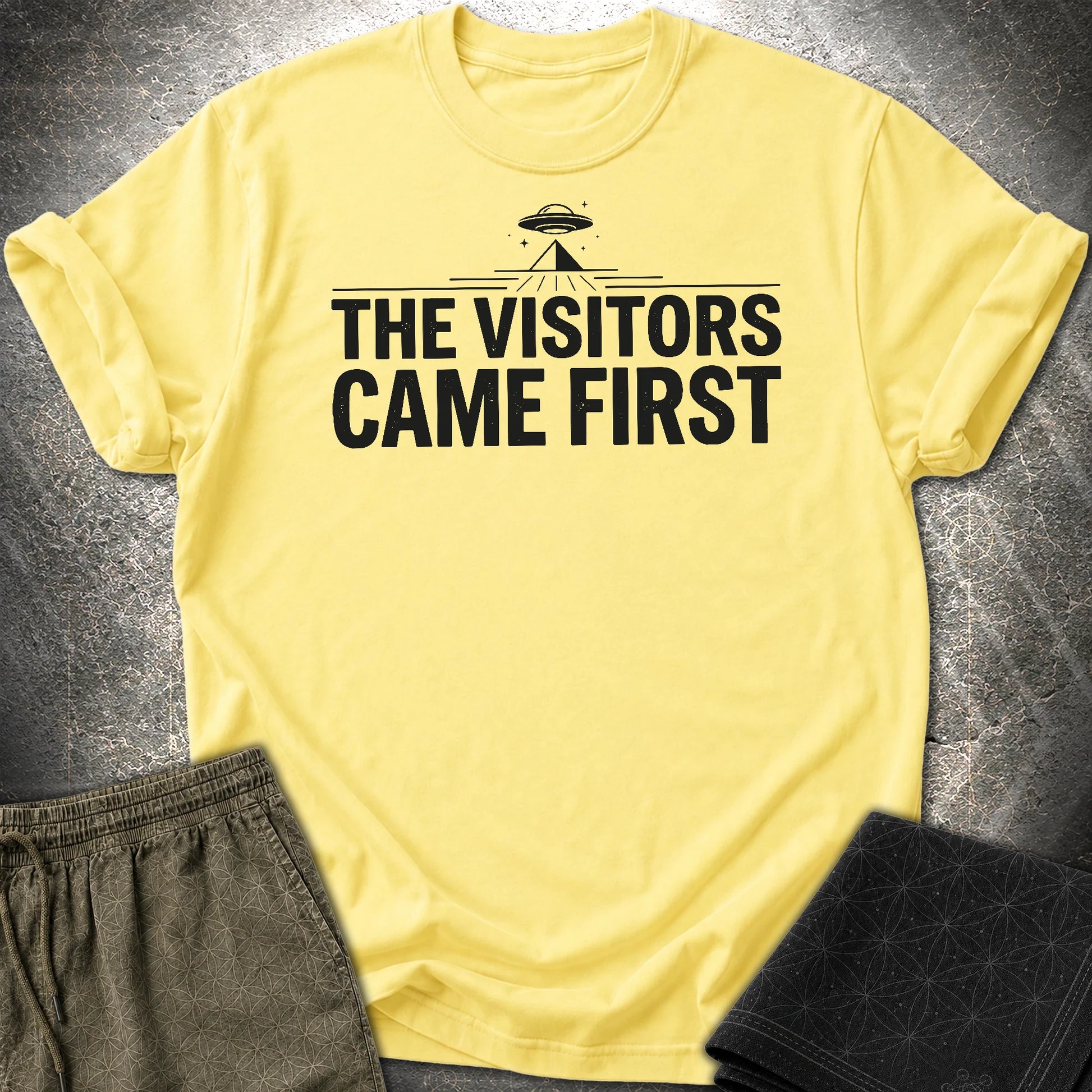 The Visittors Come First Czarne - The Visittors Come First Czarne T-Shirt - Cornsilk