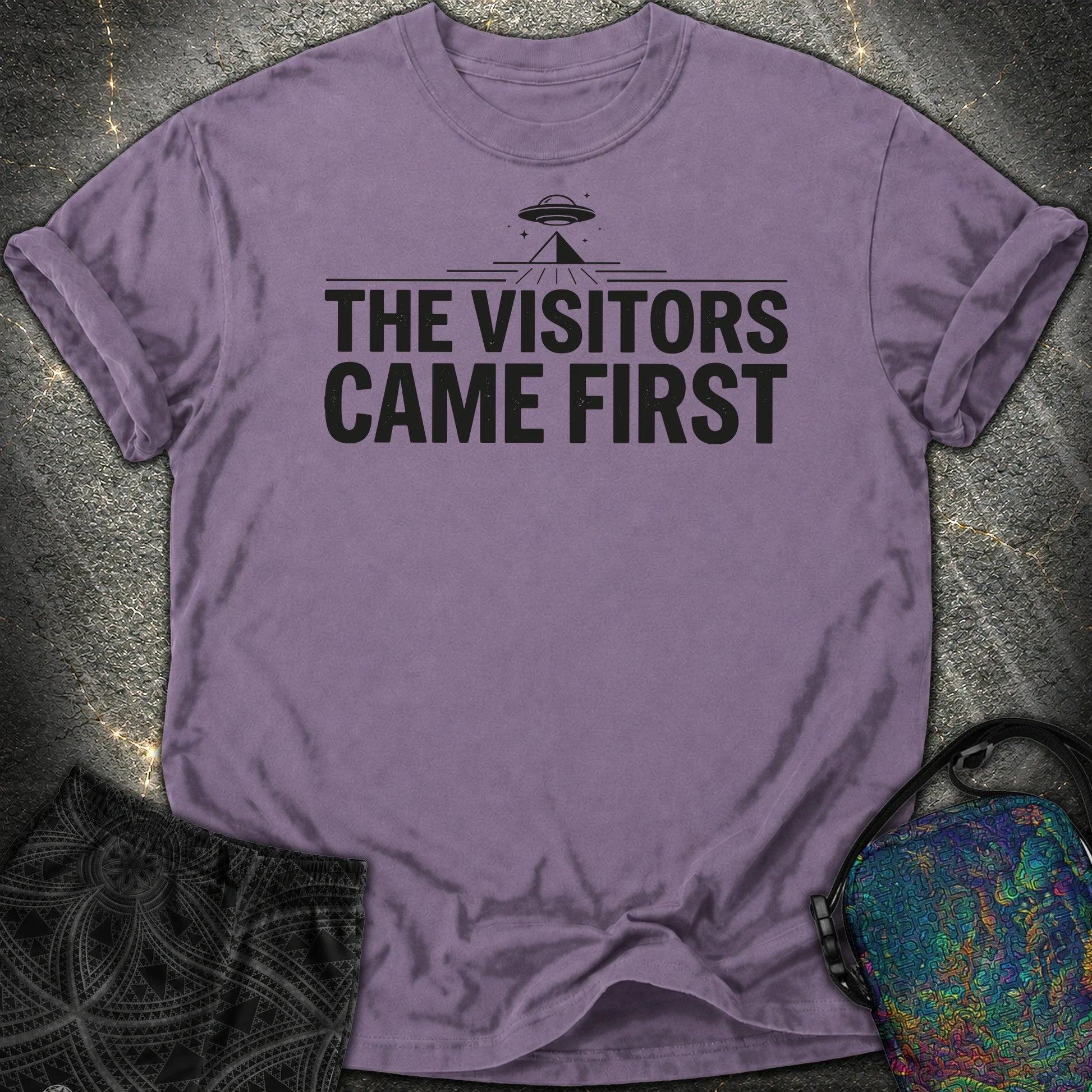 The Visittors Come First Czarne - The Visittors Come First Czarne Comfort T-Shirt - Grape