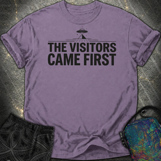 The Visittors Come First Czarne - The Visittors Come First Czarne Comfort T-Shirt - Grape