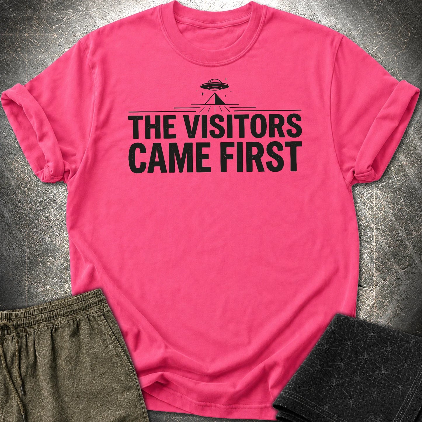 The Visittors Come First Czarne - The Visittors Come First Czarne T-Shirt - Heliconia