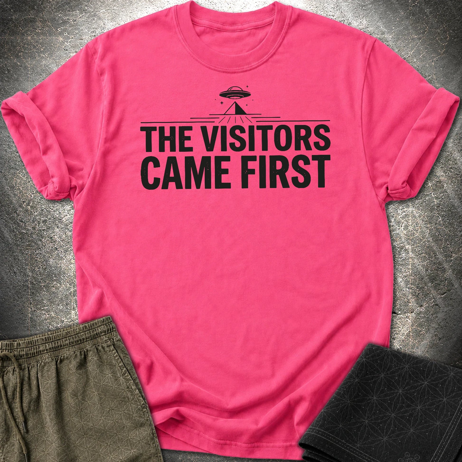 The Visittors Come First Czarne - The Visittors Come First Czarne T-Shirt - Heliconia