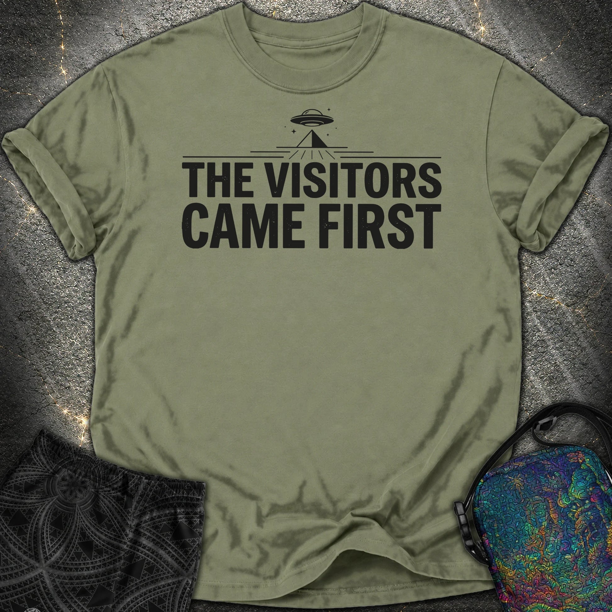 The Visittors Come First Czarne - The Visittors Come First Czarne Comfort T-Shirt - Moss