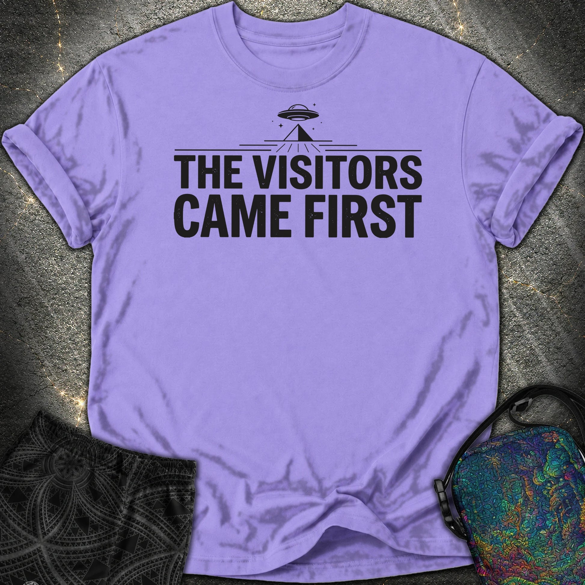 The Visittors Come First Czarne - The Visittors Come First Czarne Comfort T-Shirt - Violet